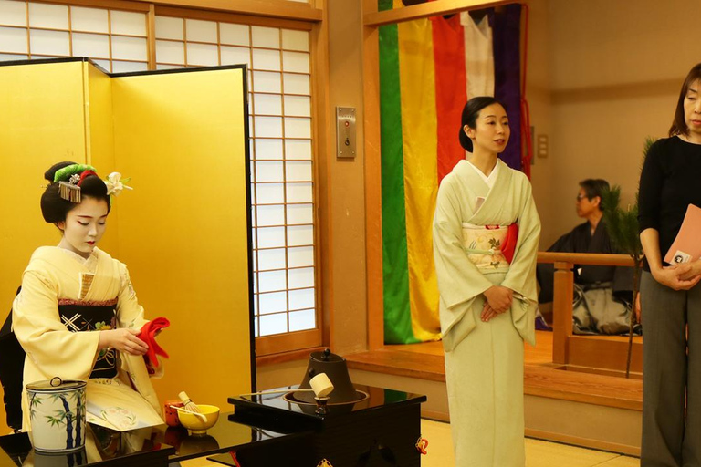 Maiko-dans en theeceremonie op een Noh-podium in Kyoto