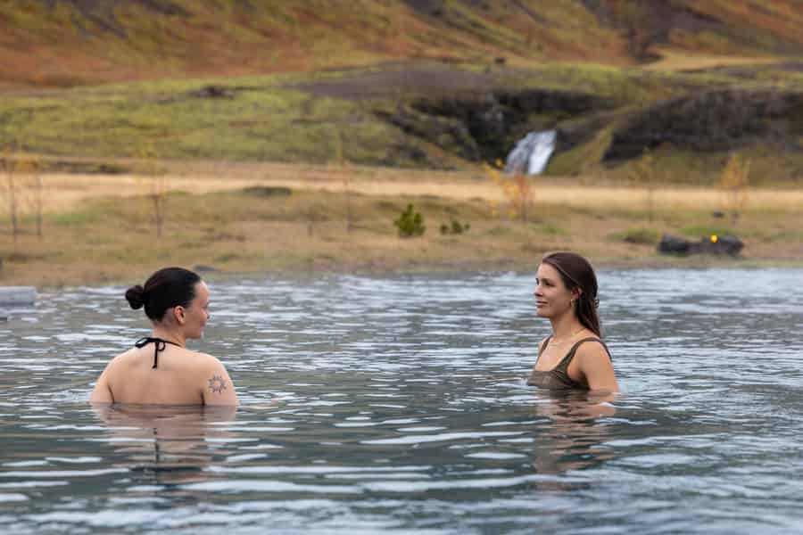 Reykjavík: Eintritt zu den Heißen Quellen von Reykjaböð & Transfer. Foto: GetYourGuide Reykjavík: Eintritt zu den Heißen Quellen von Reykjaböð & Transfer. Foto: GetYourGuide