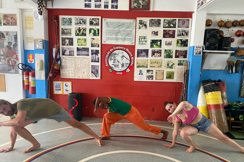 Salvador: Capoeira-klass på Mestre Bimbas första skola någonsin.