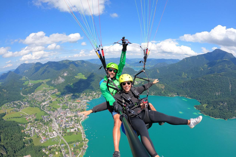 圣吉尔根：沃尔夫冈湖上双人滑翔伞飞行圣吉尔根：双人滑翔伞飞行，俯瞰沃尔夫冈湖
