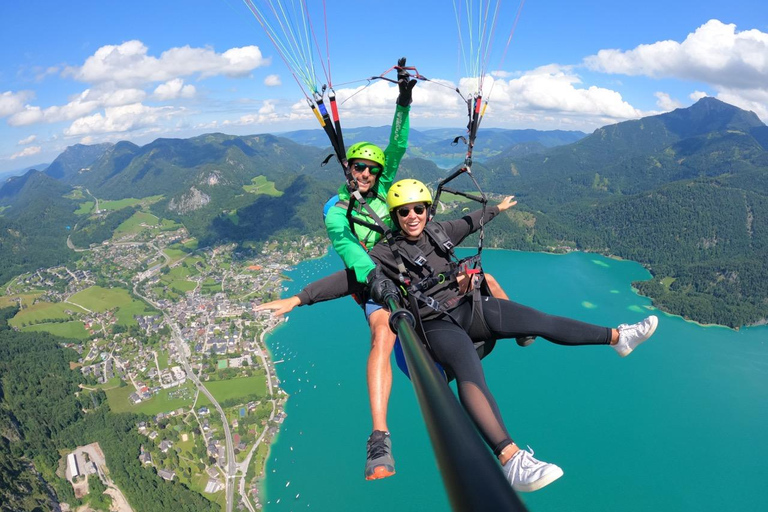 圣吉尔根：沃尔夫冈湖上双人滑翔伞飞行圣吉尔根：双人滑翔伞飞行，俯瞰沃尔夫冈湖