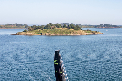 Embark in Larmor-Baden: discover our Extreme 40 catamaran. Full-day sailing, 6:30 a.m.