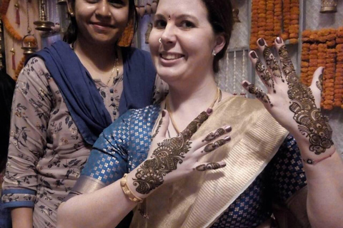 Agra: Experimente o design tradicional indiano de hennaAgra: experiência tradicional de desenho de henna indiana