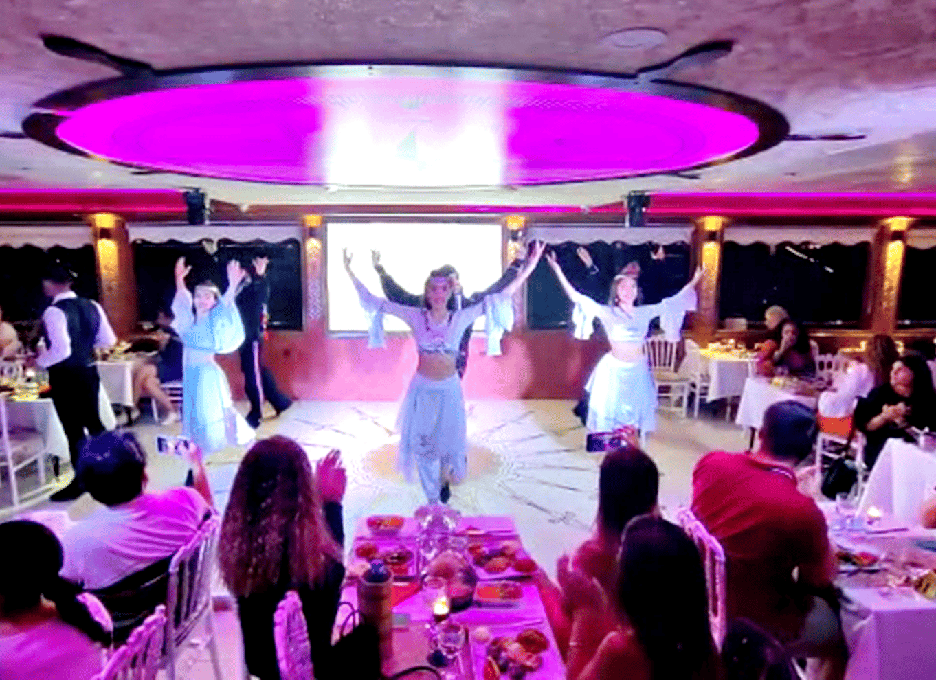 Istanbul: Bosporus-middagscruise og show med privat bord