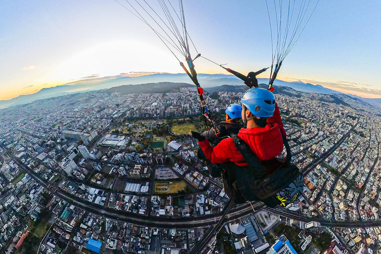 Quito: Paragliding Flight from the Teleférico with 360 Video