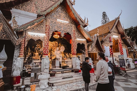 Chiang Mai: Doi Suthep Night Tour with Monk Blessing
