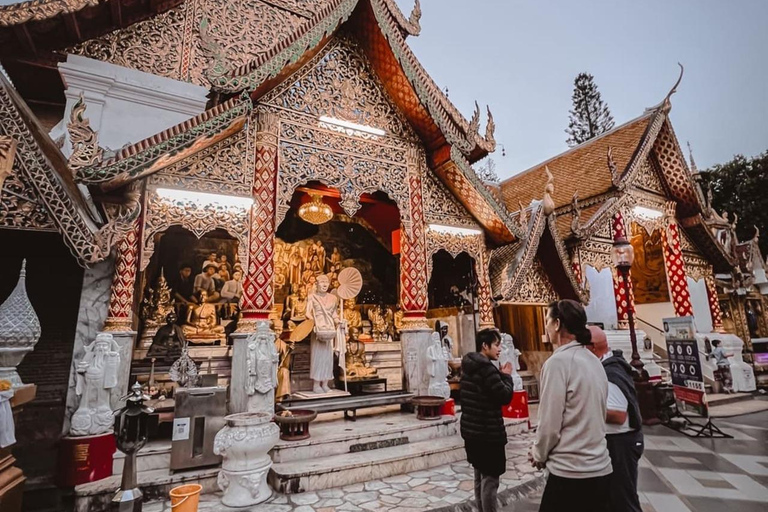 Chiang Mai: Doi Suthep Night Tour with Monk Blessing