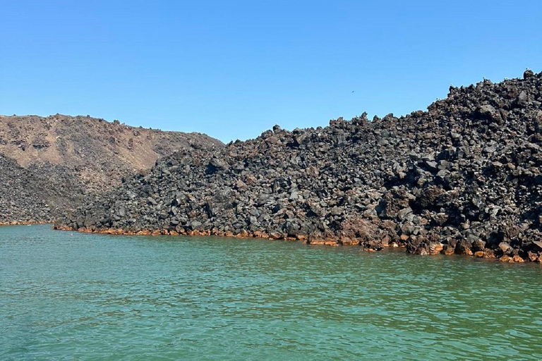Santorini:Cruceros en catamarán por la isla volcánica.