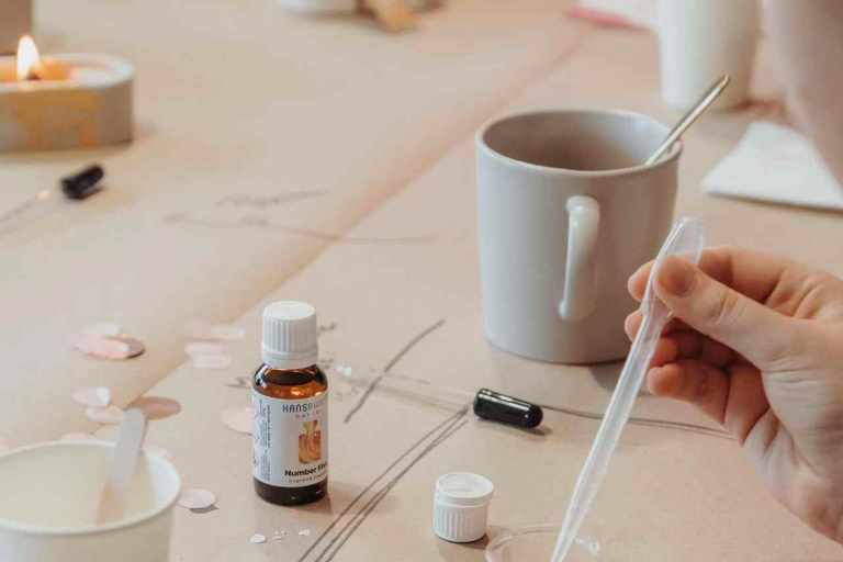 Leipzig: Scented Candle Workshop with Snacks and Drinks