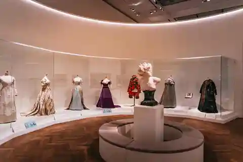 Ticket für das Petit Palais – "Worth – Die Erfindung der Haute Couture"