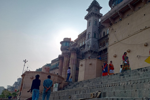 Visite spirituelle de Kashi : Manikarnika Ghat et immersion culturelle.