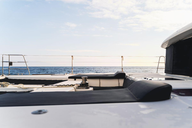 Mykonos: Prywatna wycieczka katamaranem o poranku lub o zachodzie słońca