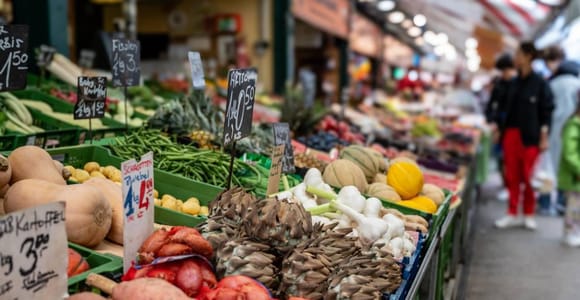 Vienna: Naschmarkt Food Tasting Tour