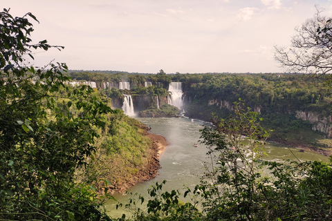 Cataratas do Iguaçu - lado brasileiro com o Macuco Safari Speed BoatDos hotéis de Puerto Iguazu