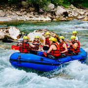 Partir: Rafting en los Rápidos de Cetina y Salto de Acantilados con Instructor