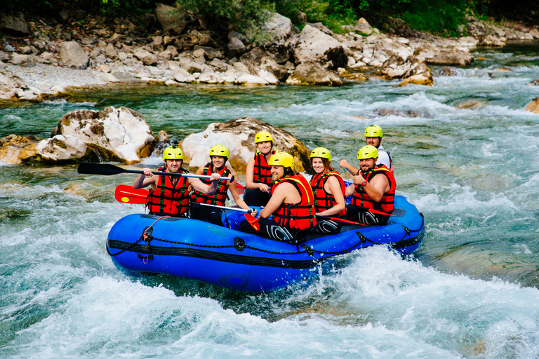 Fendez : Rafting dans les rapides de Cetina et saut de falaise avec instructeurOption de lieu de rendez-vous sans transfert