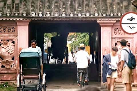 Hoi An Old Town Walking: Trader's Old House & Sacred Temple - Image 3