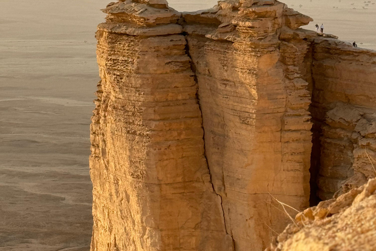 Aventura en el confín del mundo, exploración de cuevas de murciélagos en 4x4Desde Riad: Excursión guiada por el confín del mundo con vistas a la puesta de sol