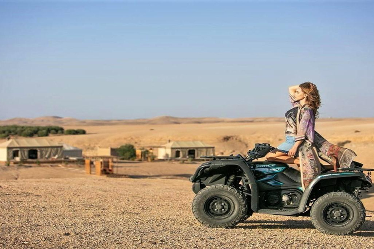 Marrakech: Giro nel deserto di Agafay in quad e cammello con cena spettacolo