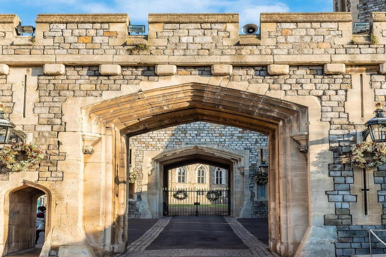 Cardiff: Stonehenge & Windsor Castle Day Trip with Guide