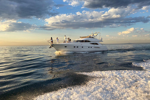 Cape Town: 3-Hour Private Luxury Yacht Charter with Drinks
