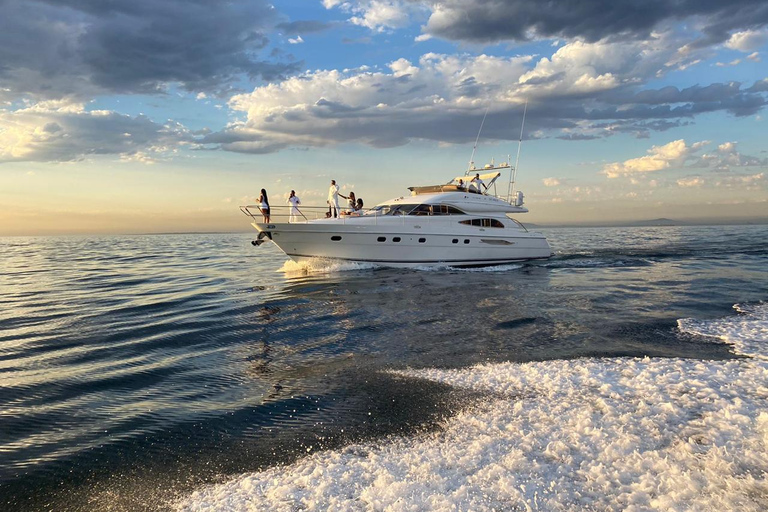 Cape Town: 3-Hour Private Luxury Yacht Charter with Drinks