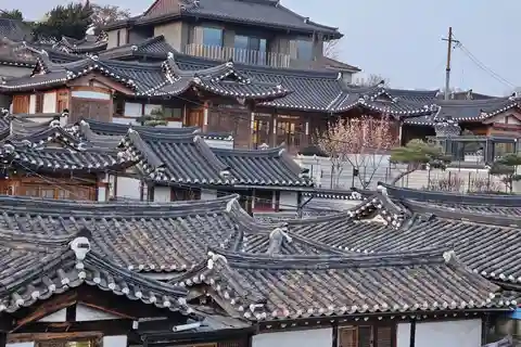 Seoul: Bukchon Tour with Local Storyteller and Crafts
