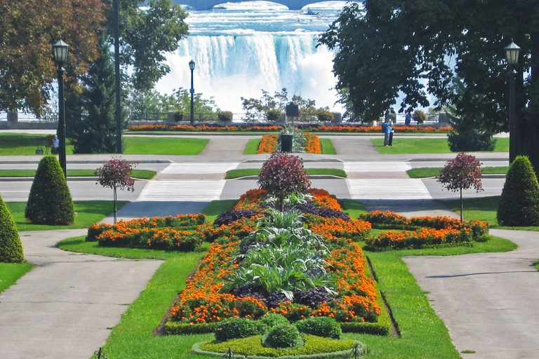 Tour privato di lusso alle Cascate del Niagara, barca, viaggio e SkylonTour privato delle Cascate del Niagara con la crociera sulla città di Niagara