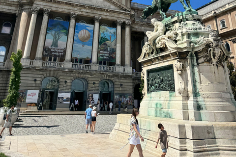 Buda Castle: Guided Walking Tour with Royal Cake Tasting