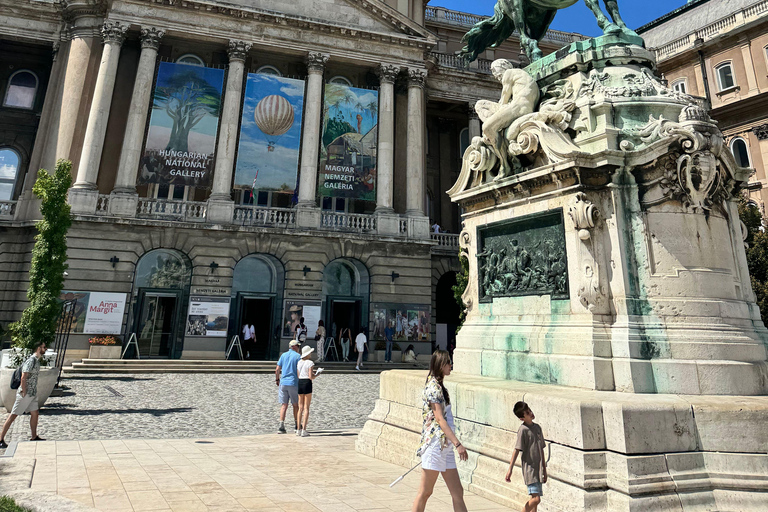 Buda Castle: Guided Walking Tour with Royal Cake Tasting