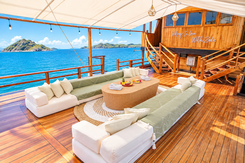 Labuan Bajo: 3-Day Komodo Sailing Luxury Boat with All Fees Deluxe Boat - Private Standar Room (2pax/room)