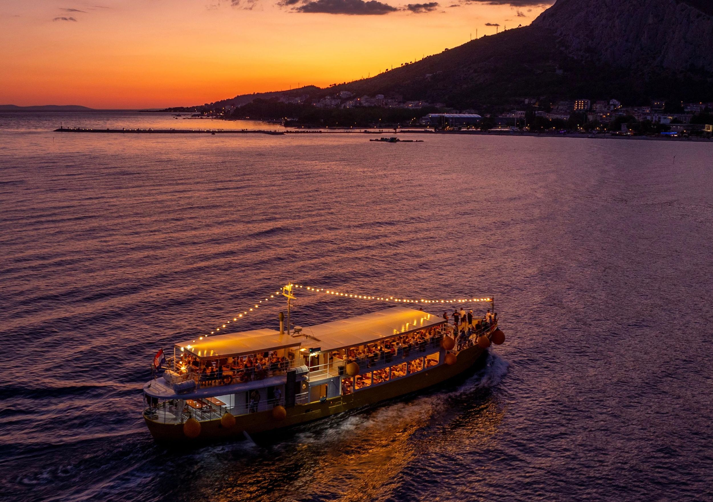 Omiš: Bootsfahrt bei Sonnenuntergang nach Pučišća (Insel Brač) mit Abendessen