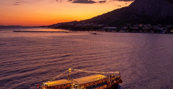 Omiš: Bootsfahrt bei Sonnenuntergang nach Pučišća (Insel Brač) mit Abendessen