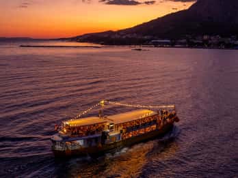 Omiš: Bootsfahrt bei Sonnenuntergang nach Pučišća (Insel Brač) mit Abendessen