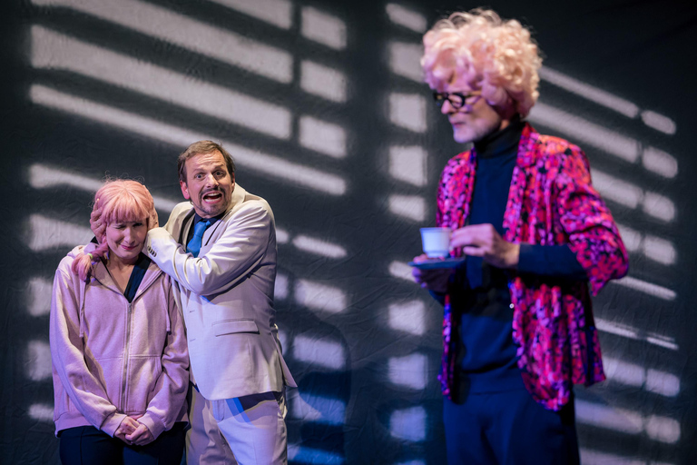 Ticket for the crime comedy "Achtsam Morden" at the COMÖDIE Dresden