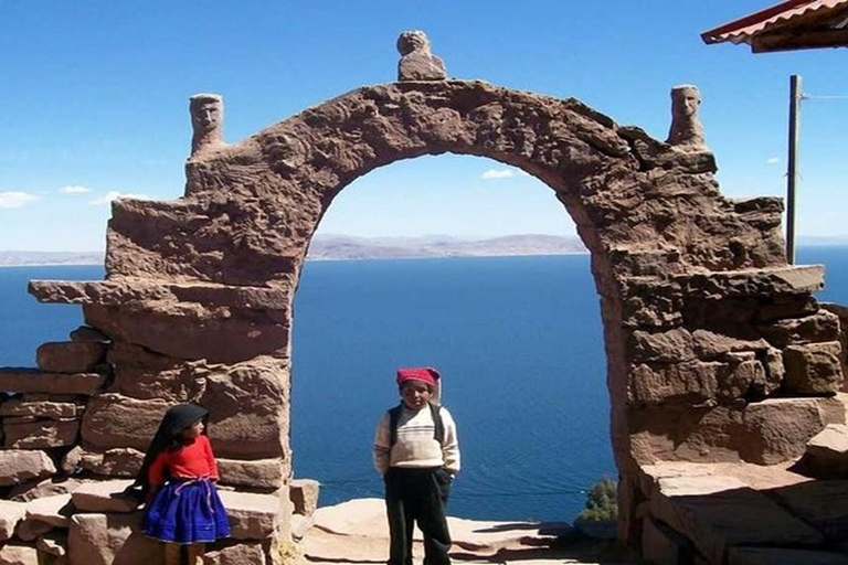 Bezoek het indrukwekkende Titicacameer (Uros eiland en Taquile).