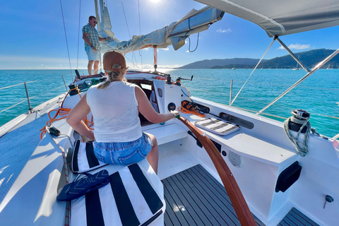 Airlie Beach: Whitsundays Sailing Experience with Drinks