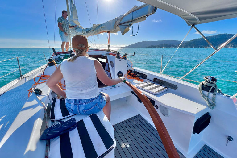 Airlie Beach: Whitsundays Sailing Experience with Drinks
