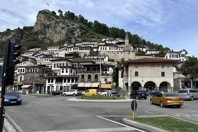 Pranzo/cena tradizionale con vista panoramica a BeratPranzo tradizionale 12:45 con vista panoramica a Berat