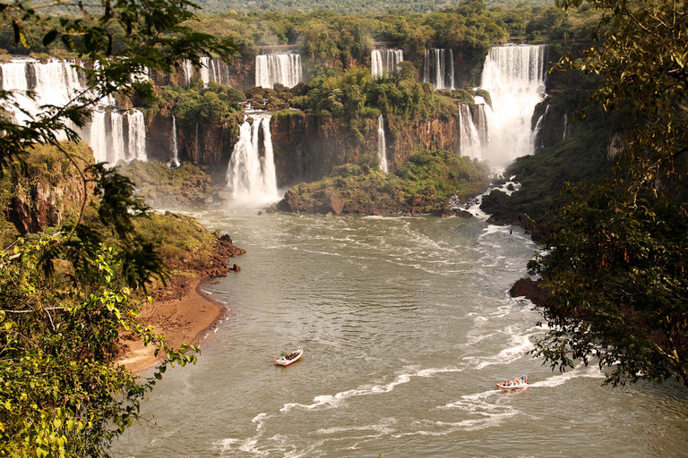 Cataratas do Iguaçu - lado brasileiro com o Macuco Safari Speed BoatDos hotéis de Puerto Iguazu