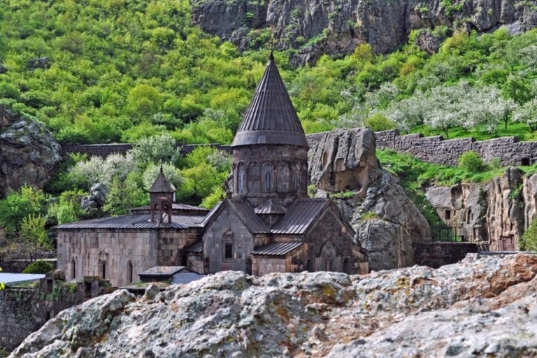 Excursión de un día privada de invierno al Templo de Garni, Geghard y el Lago Sevan
