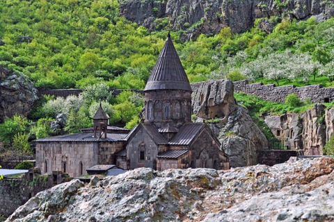 Excursion à la Symphonie des pierres, Geghard et cuisson de Lavash à Garni