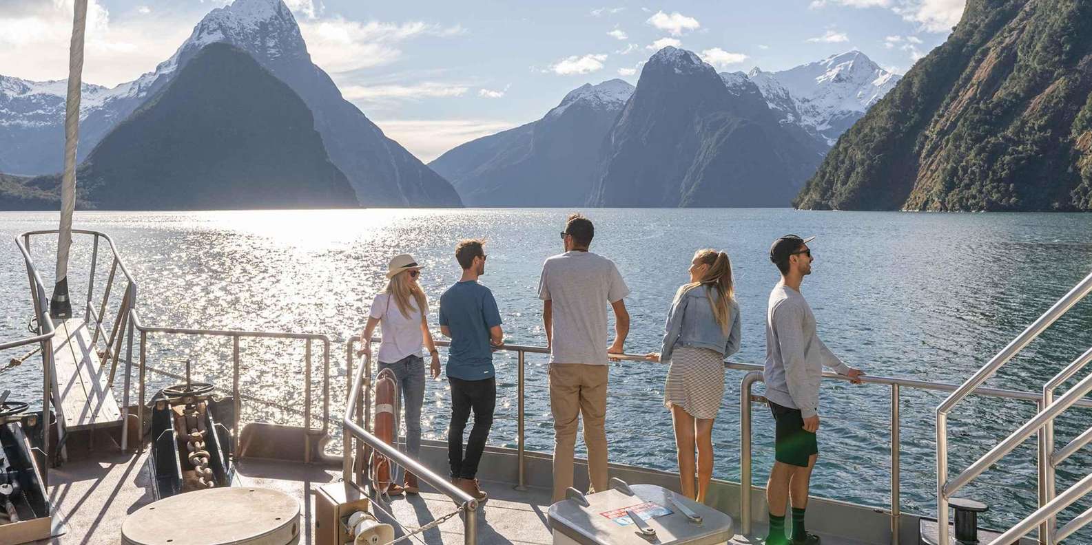 Milford Sound: Overnight Cruise with Water Activities