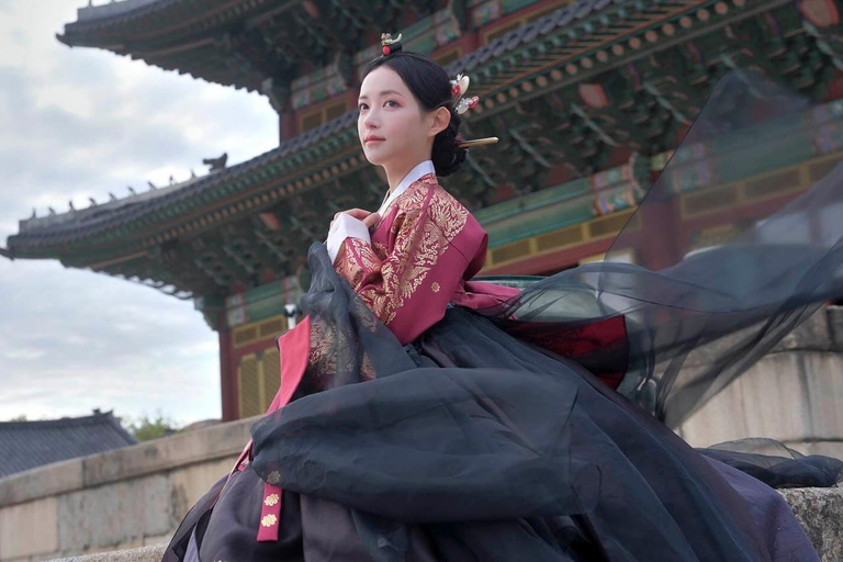 Royal Hanbok Dress-Up & Professional Photoshoot Experience