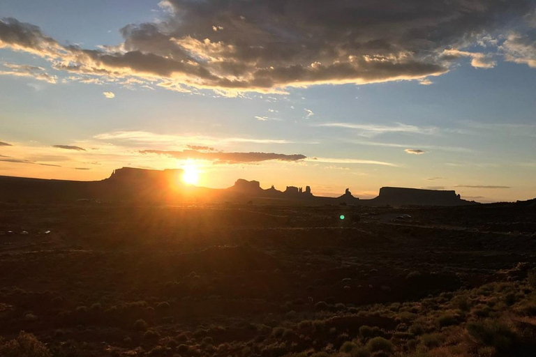 Monument Valley: Sunrise or Sunset Tour with Navajo Guide Monument Valley: Sunset Tour with Navajo Guide
