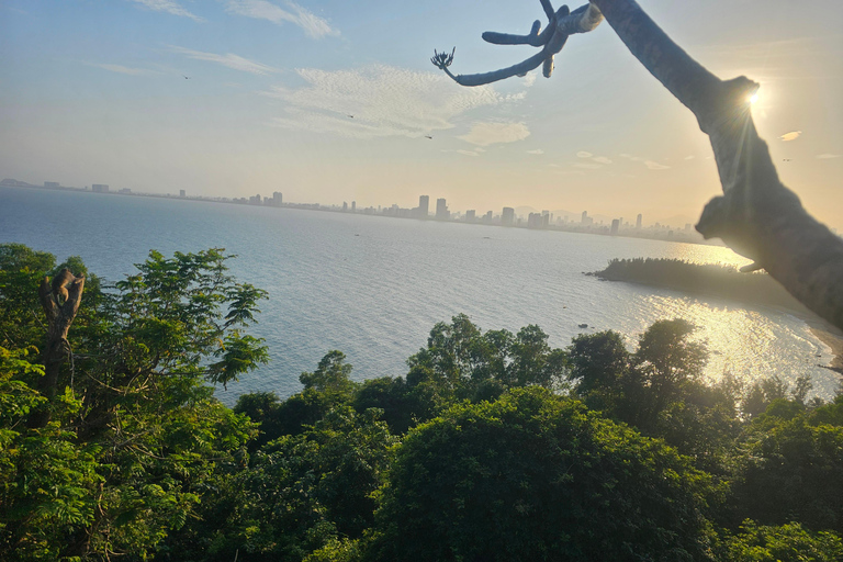 Impresionante puesta de sol en las Montañas de Mármol y la pagoda Linh Ung.Increíble puesta de sol en las Montañas de Mármol y la pagoda Linh Ung