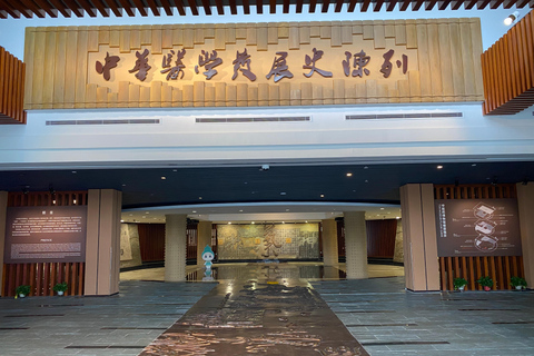 Shanghai: TCM University Tour with Healing Treatment