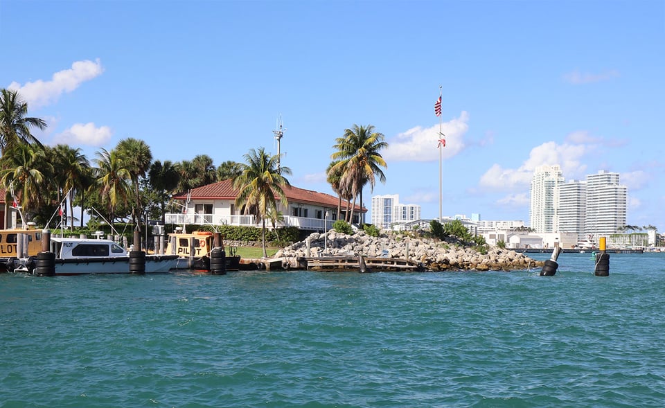 Crucero por el horizonte de Miami y las casas de los millonarios en la bahía de Biscayne