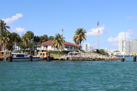 Miami-Beach & Miami Skyline Hop-On & Hop Off Boat Cruise