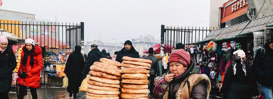 Goûtez à la cuisine nomade kirghize et explorez le bazar d'Osh pour y trouver des souvenirs
